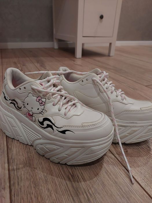 продаю кросовки  срочно пожалуйста