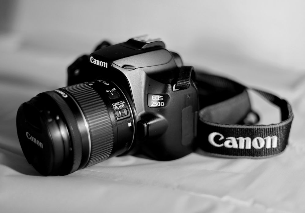 Canon 250d cu obiectiv 18 55 in stare foarte  buna