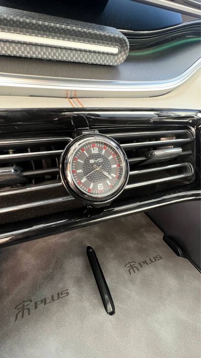 Накладка с часами с брендом BYD