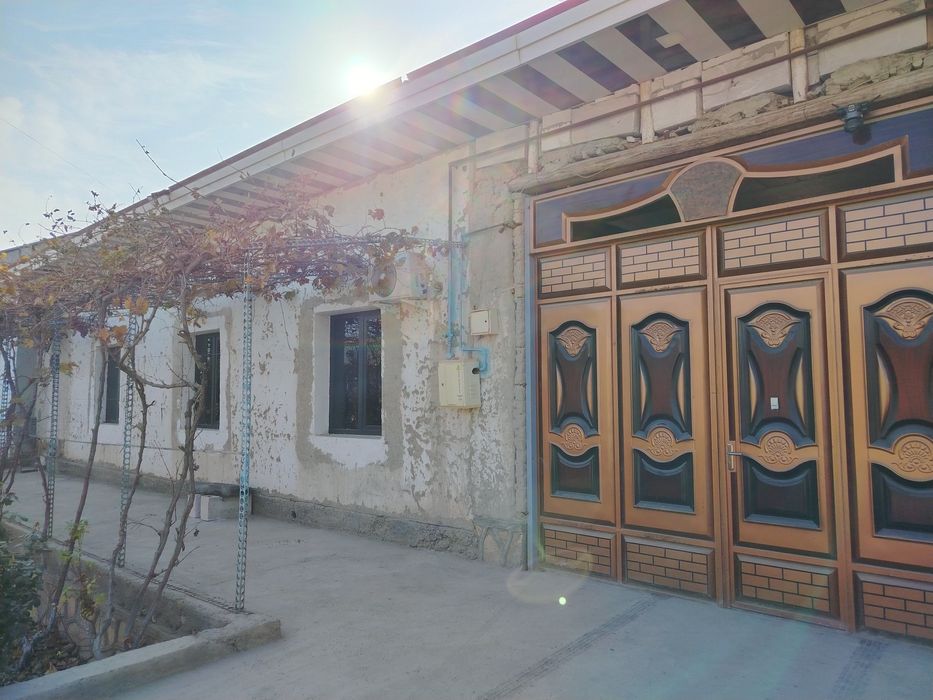 Hovli sotiladi 8 sutix