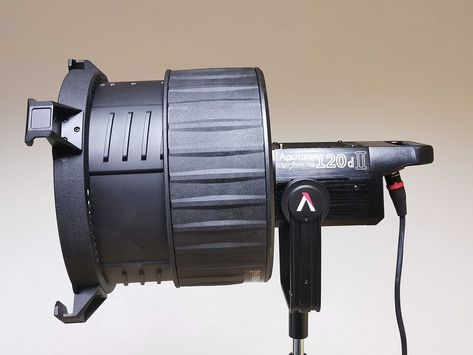 Френелова леща / спот Aputure F10 Fresnel с Bowens Mount за Aputurte LS серии 300, 600 и 1200
