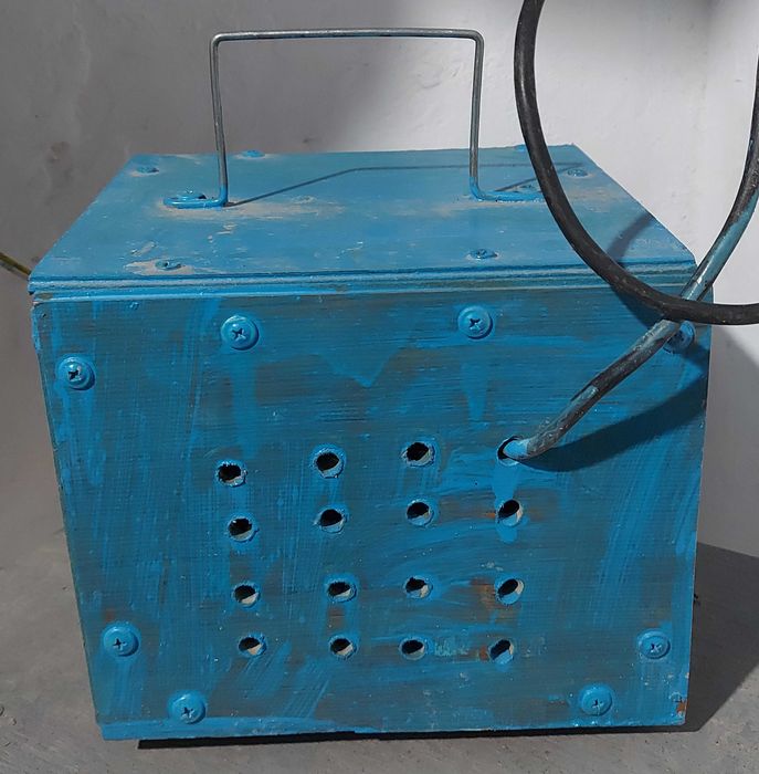 Продаётся зарядное устройство для автомобильного аккумулятора