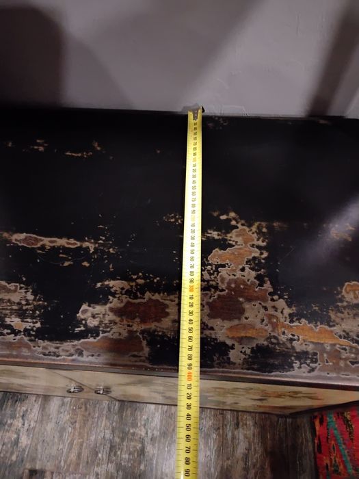 Тумба с белыми дверями