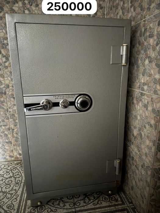 Продам большой напольный сейф  марки Safeguard (пр-во  Южная Корея).