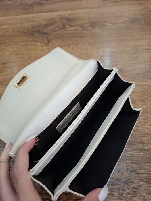 Бежава чанта със закопчалка