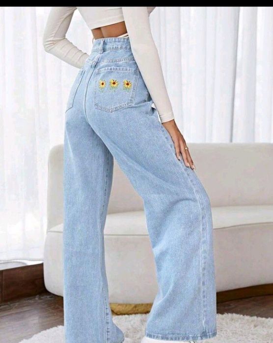 Комплект дънки и жилетка,може и по отделно рр С ,а жилетка е С/М