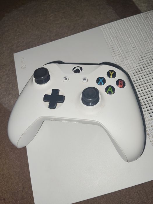 Xbox one s second hand (nici un defect) + consola