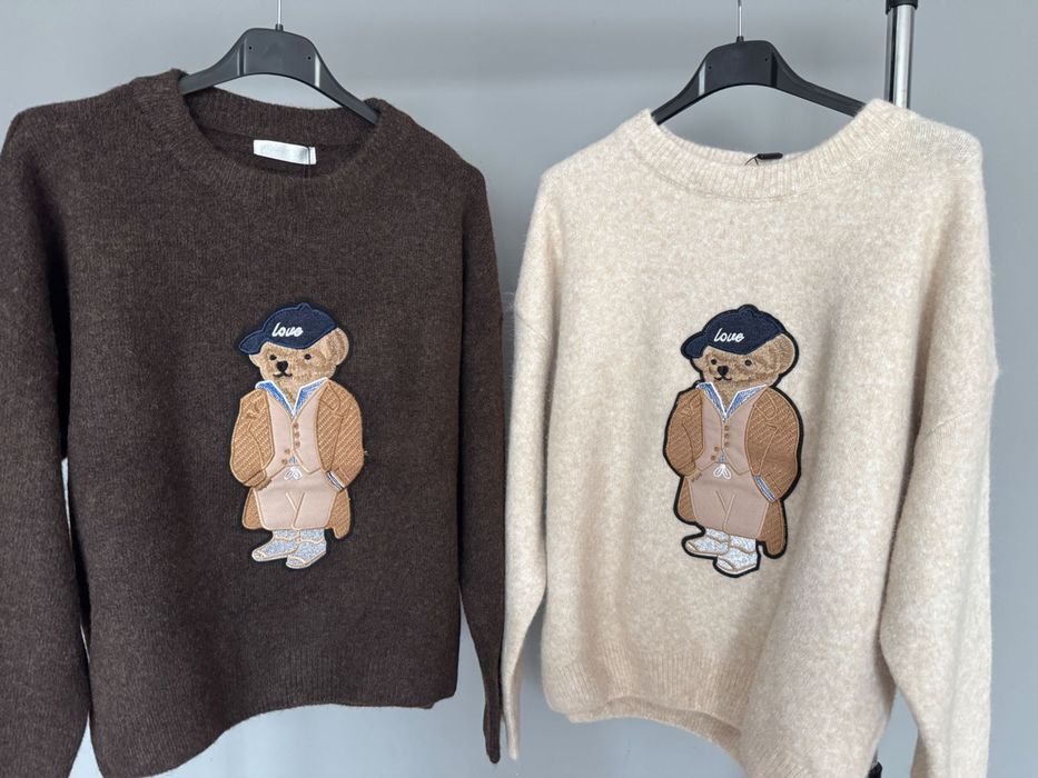 Страхотен пуловер с вълна с мече