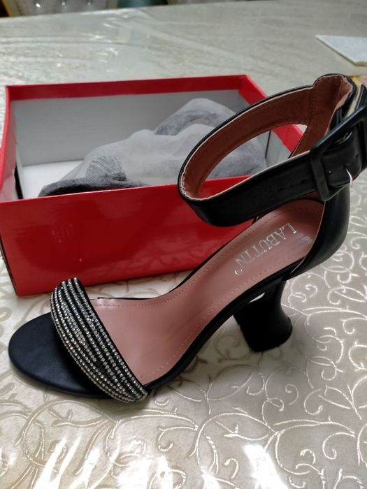 Женский туфли сотилади яанги