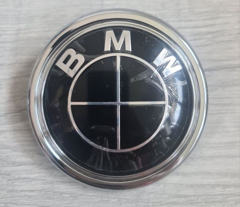 Emblema-Sigla-Logo-Stema-Neagra-Aniversara-Clasica-Alb-Albastru-Full-Black-Spate-Haion-Dedicata-Suport-Bmw-E70-E71-F15-F16-F25-F26