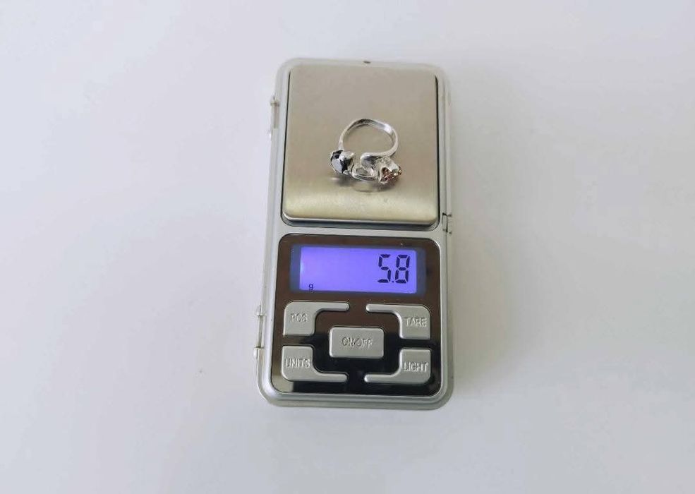 Vechi inel din argint de 925 cu pietre de culoare cognac si negru