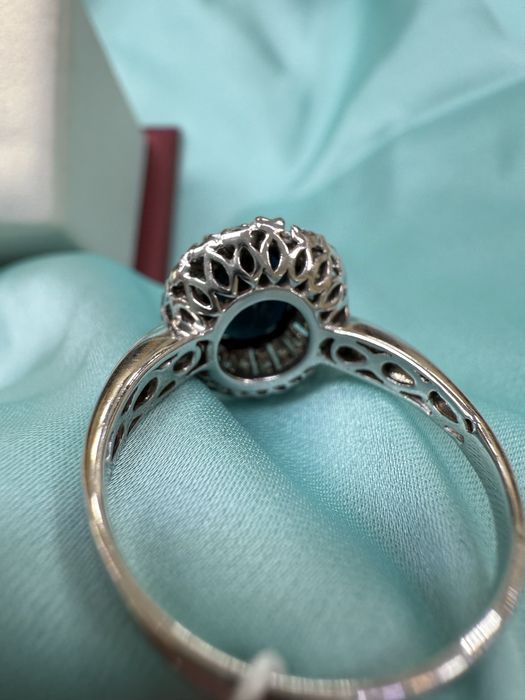 Золотое кольцо с бриллиантами и сапфиром