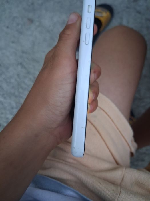 Продавам iPhone 5c