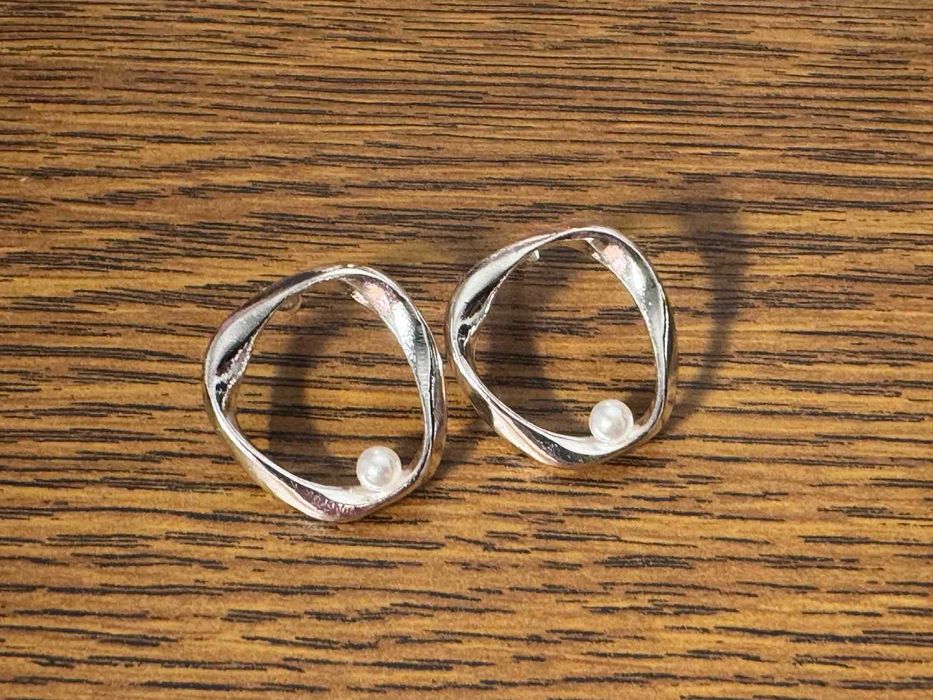 Елегантни сребристи обеци с перли