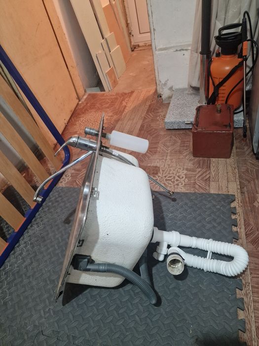 Мивка със смесителна батерия.