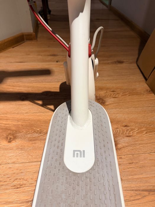 Trotineta xiaomi mi m365 alba - ca noua, foarte putin folosita, fara lovituri, cutie