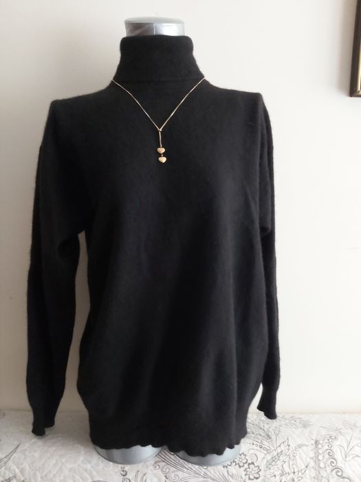 Pulover din casmir cu gulerul pe gât