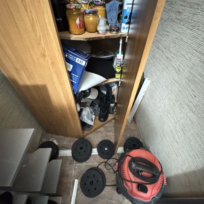 Шкаф угловой, стоял в прихожей