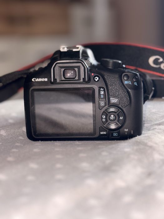 Vand Canon 1300d cu obiectivul kit