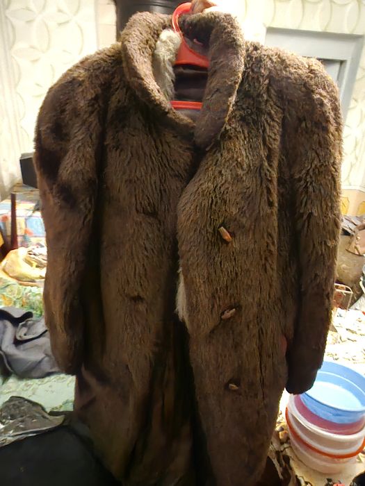 Пальто и шуба женская, отдаём даром