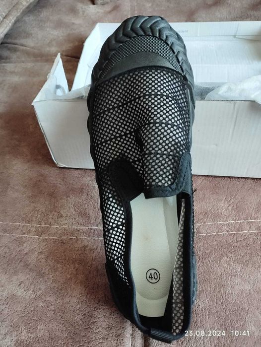 Продам несколько платьев новых и спортивные кеды