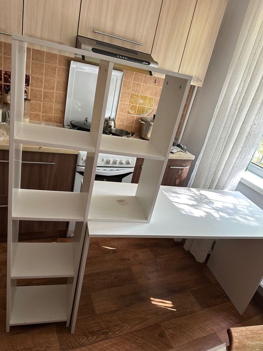 Стол с полками белого цвета