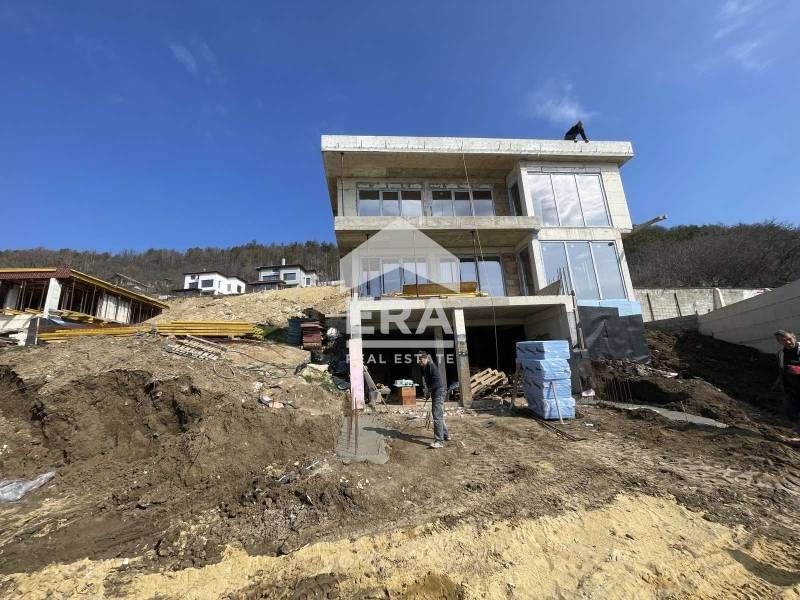 Eднофамилна новострояща се къща на три нива за продажба, с голям гараж