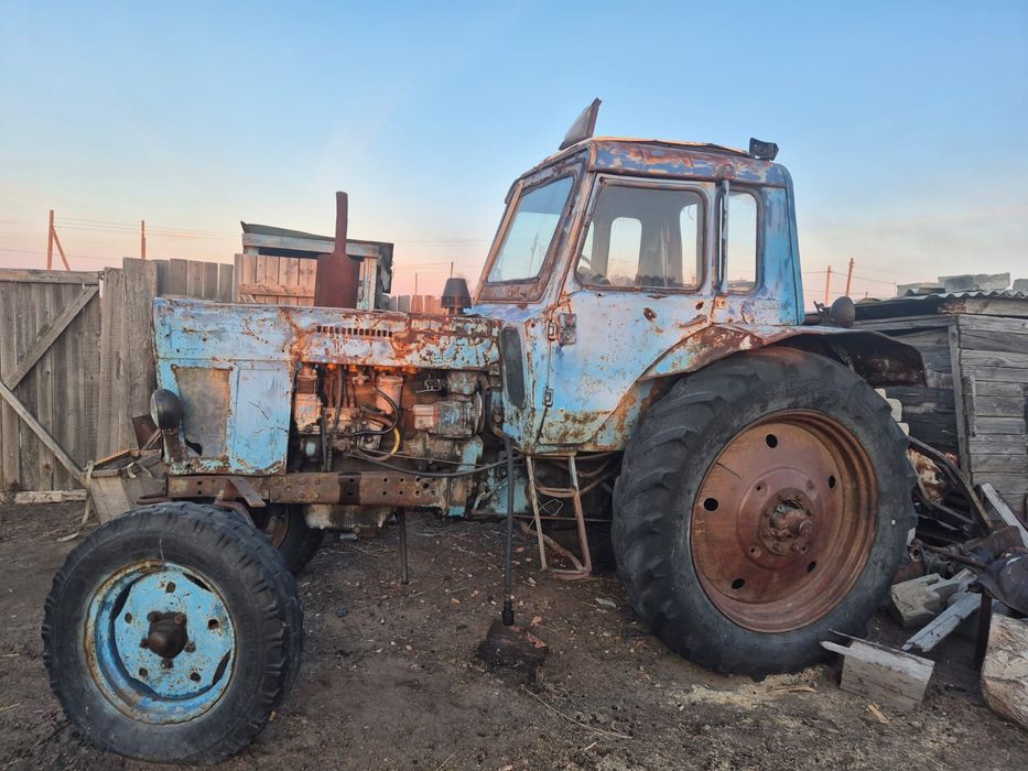 Трактор МТЗ 80 .