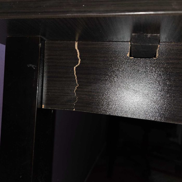 Продавам трапезарна маса с четири стола