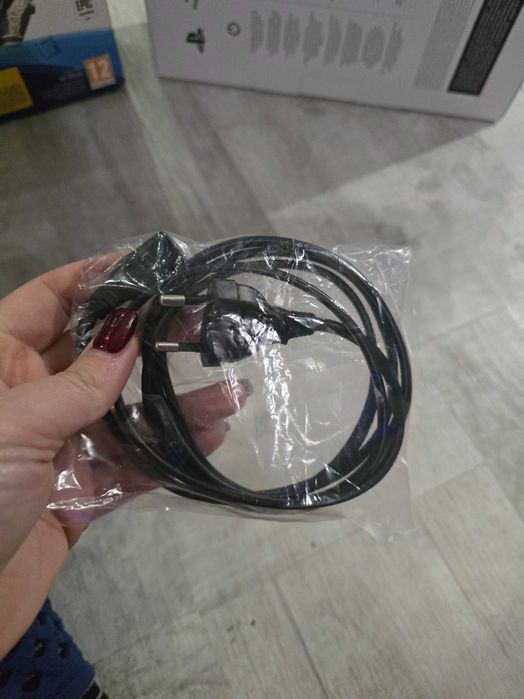 PlayStation 4 Pro 1 tb с допълнителен джойстик