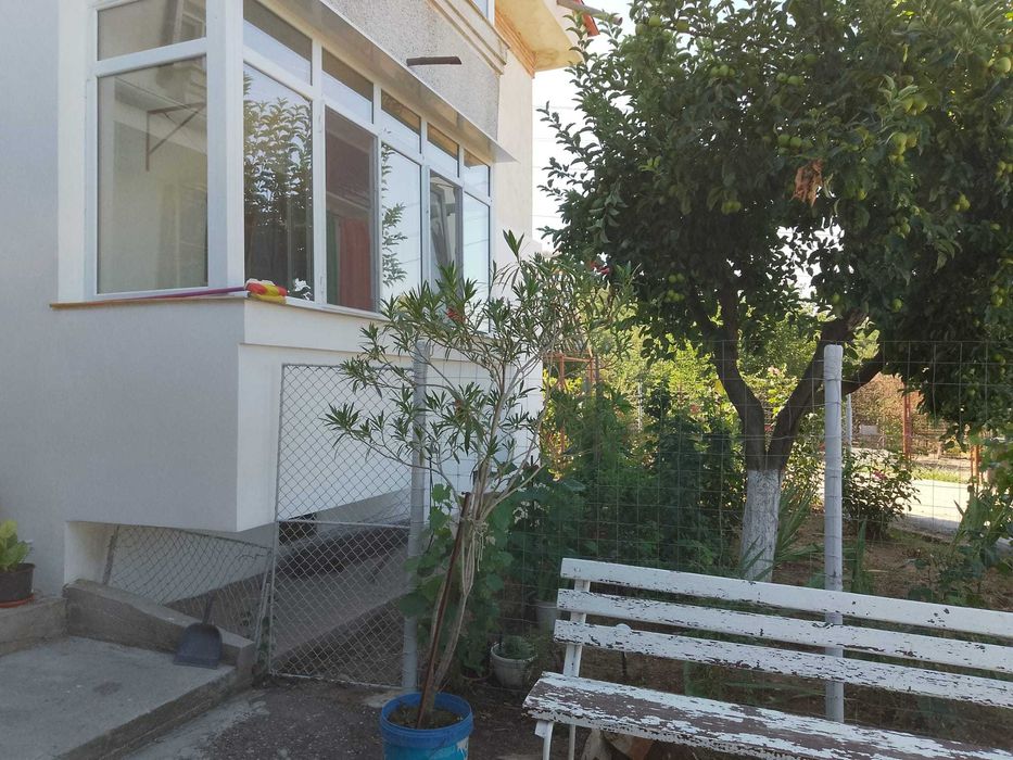 Vand apartament doua camere si teren