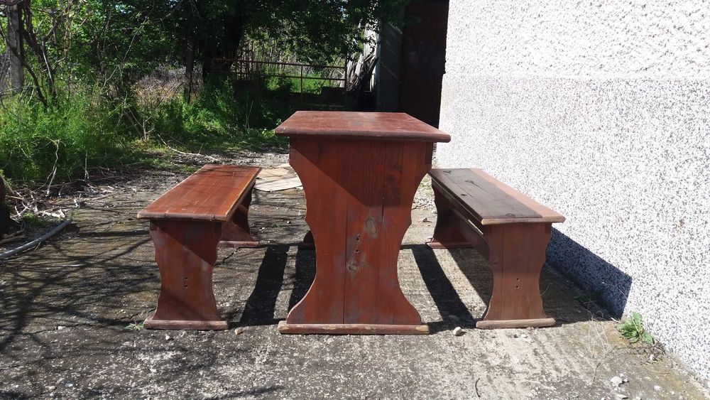 Дървени маси и пейки