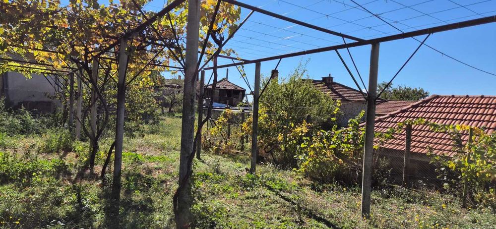 Къща с двор в село Горно Изворово