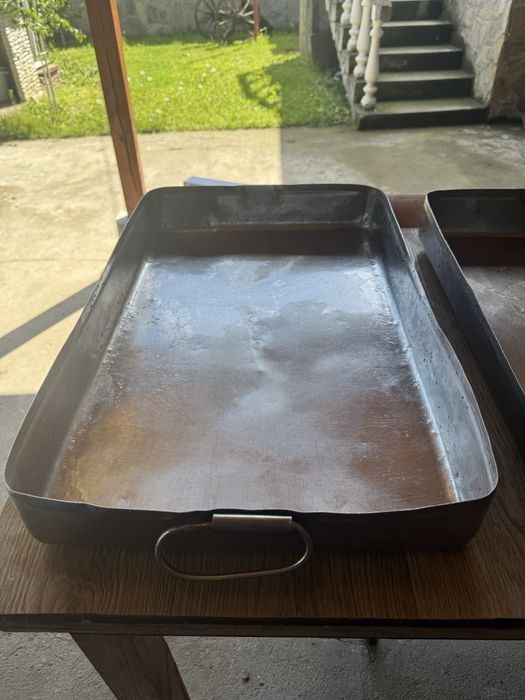 Два броя тави неръждаеми.