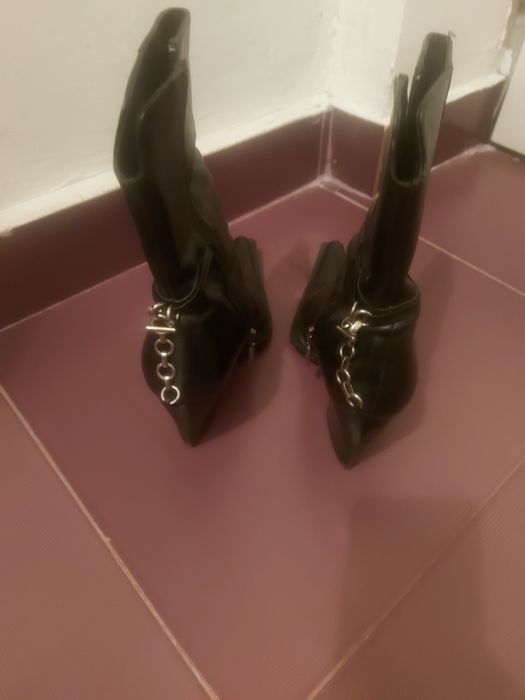 Vind adidasi Nike marimea 37 preț 50 lei si ciocate piele marimea 37