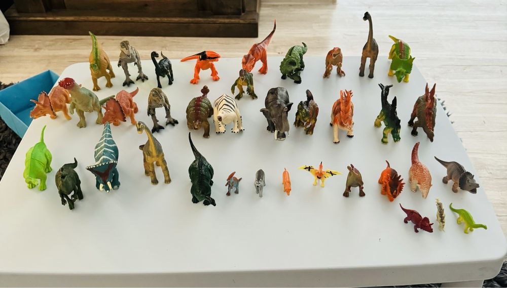 Dinozauri copii medi si mici Pret : 99 lei ( toti 37 buc )