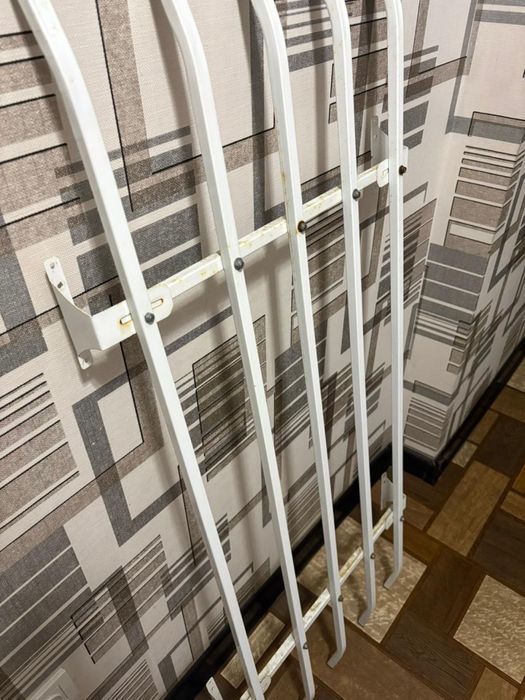 Продам решетки на окна б/у 2 штуки