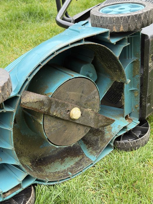 Masina de tuns iarba Makita electrica