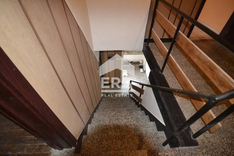 Прекрасна двуетажна къща с двор в квартал ,,Тракийски,,