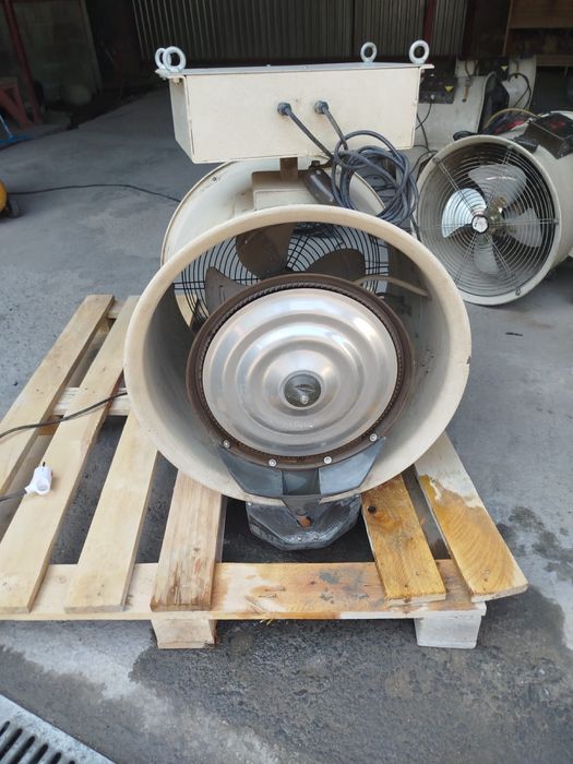 Теплица,вентилятор с увлажнителем воздуха.