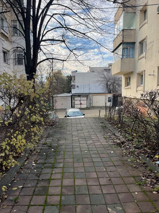 Vând garaj cu teren în proprietate