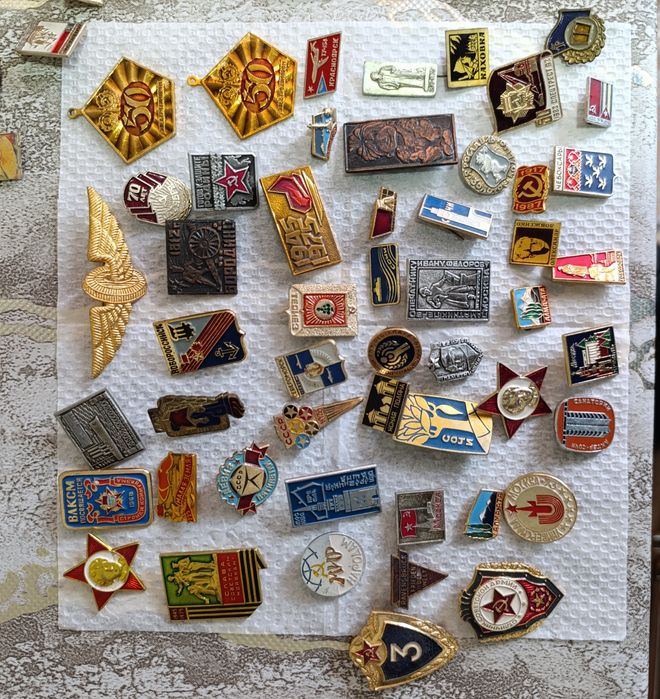 Советские значки и памятные знаки.