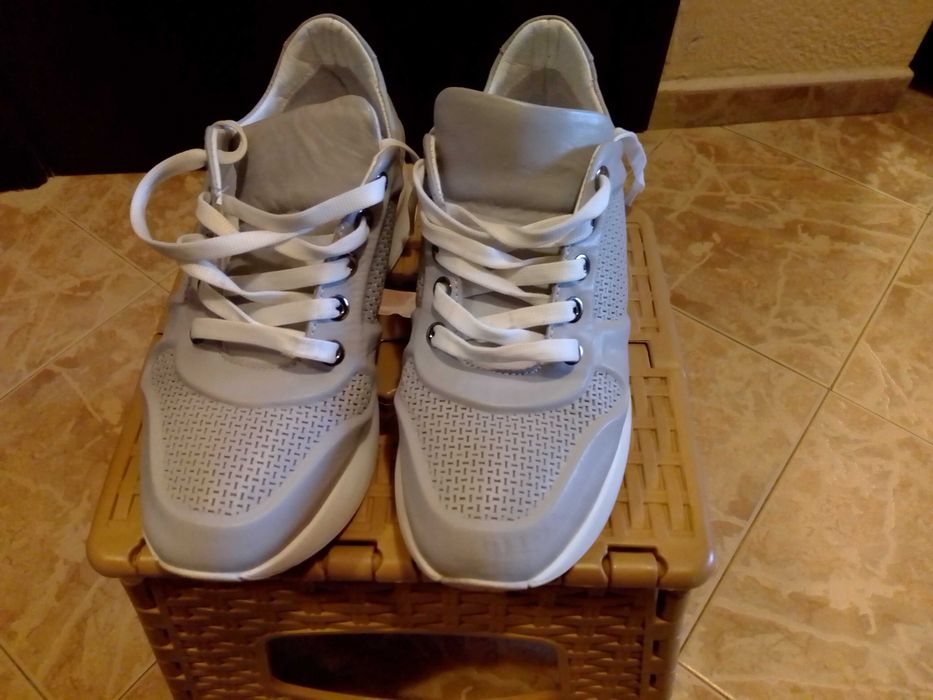 Елегантни дамски спортни обувки