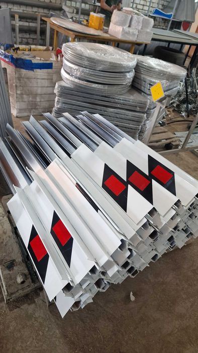 Сигнальные столбики и дорожные знаки