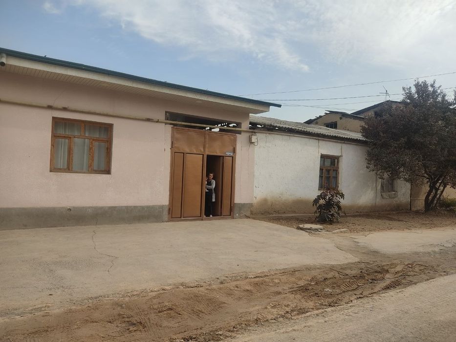 Hovli sotiladi 5,5 sotiq atvosi Moshina bozorga yetmi Nog'oy qo'rg'on