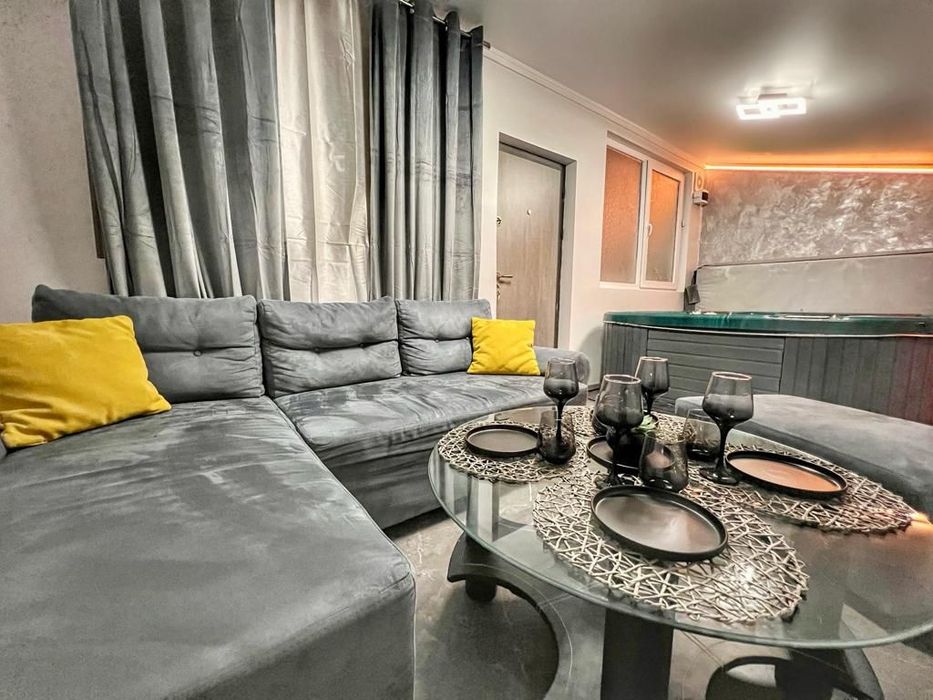 Apartament cu Jacuzzi Xxl Privat -  Pat Super King - Ultra-Central