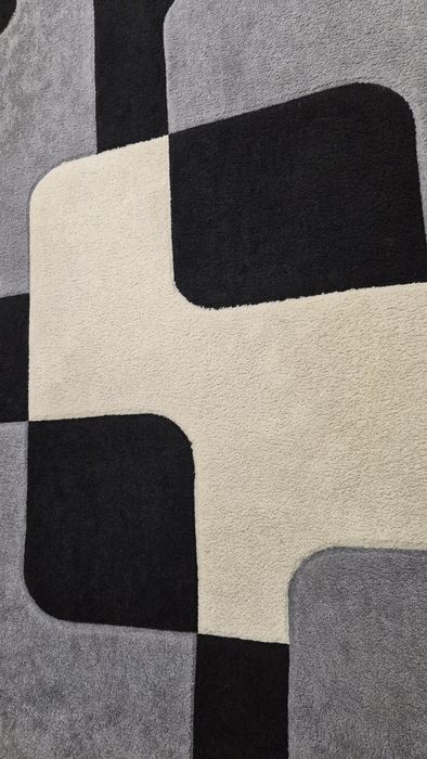 Продавам сиво бял вълнен килим 150/233