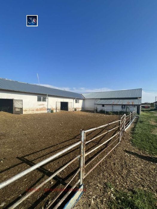 Пром. помещение в Плевен, област-с.Любеново площ 2568 цена 150000