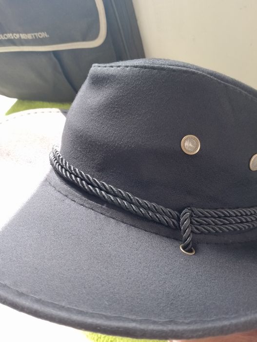Palarie cowboy cu borul larg