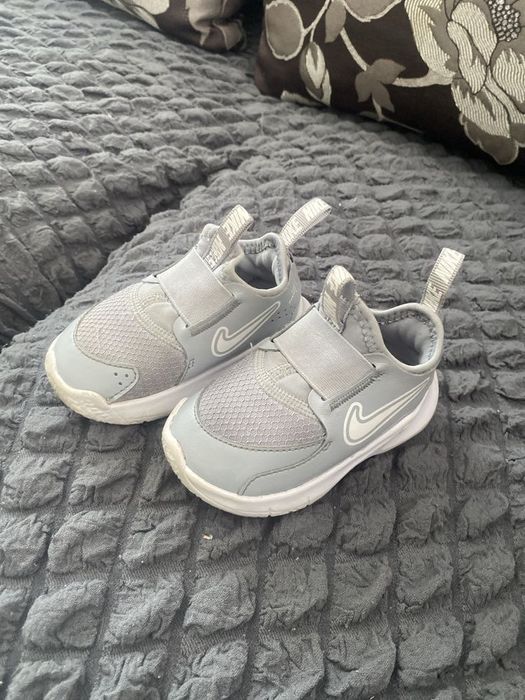 Vand adidasi nike marimea 21